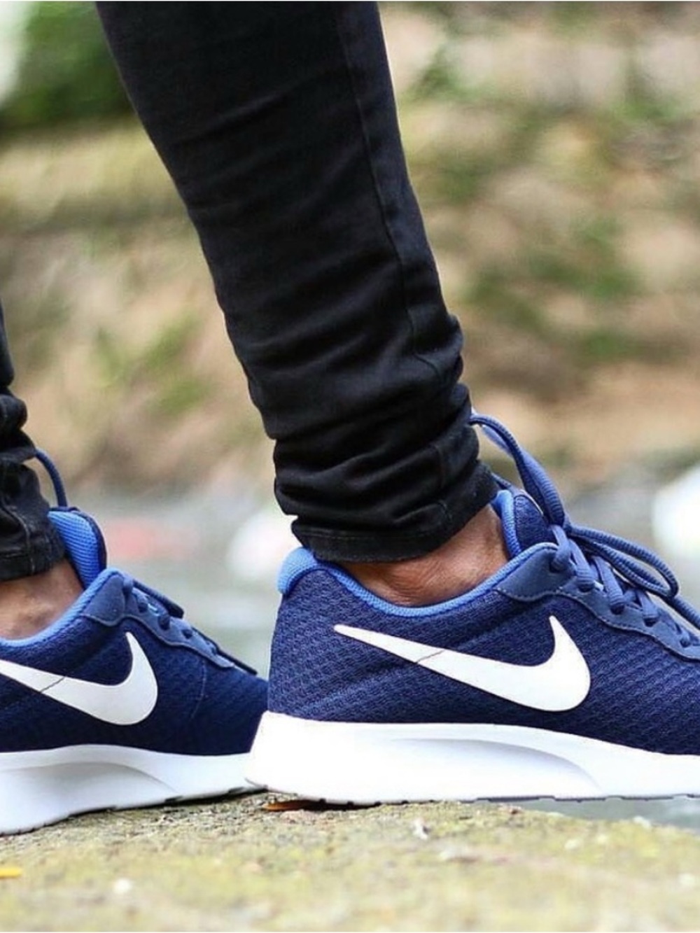 Nike Tanjun athletic sneakers with white swooshes. Blue size 7